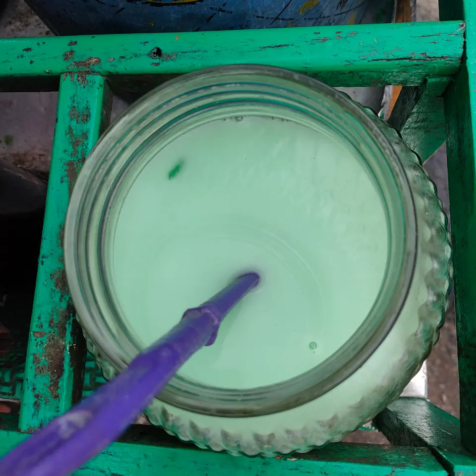 Santan dituang ke atas cendol hijau